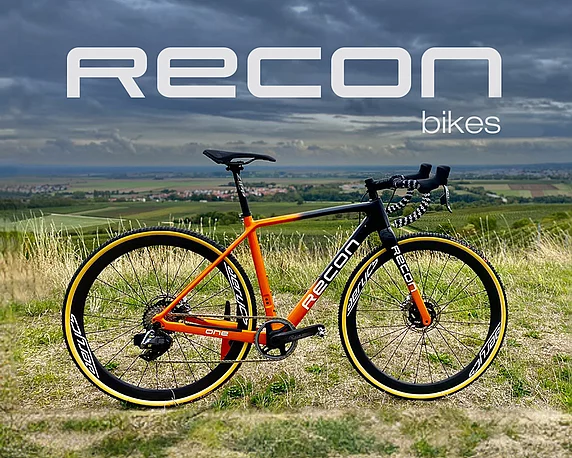 Recon Bike auf Feld und Wiese