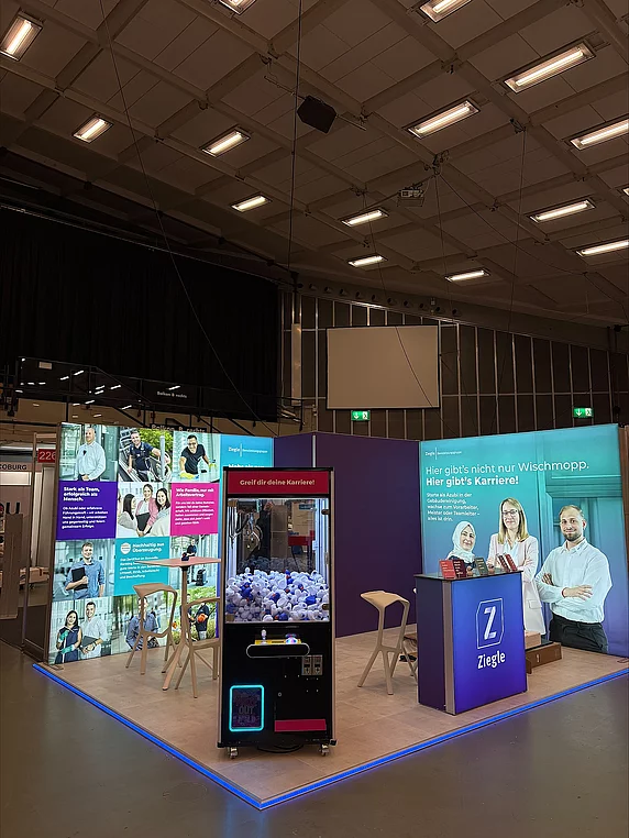 Ziegle Messestand von schräg vorne, Blick auf einen Greifautomaten als Gimmick