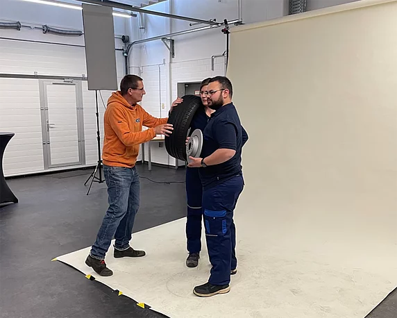 Timo Volz komponiert ein Bild mit ATR-Mitarbeitern