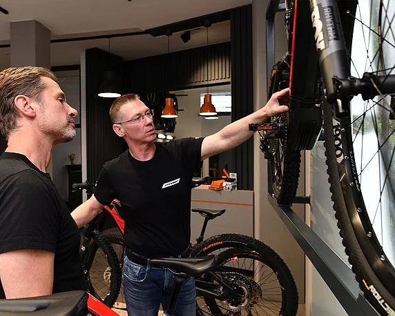 Der Rad Künzler erklärt ein Fahrrad