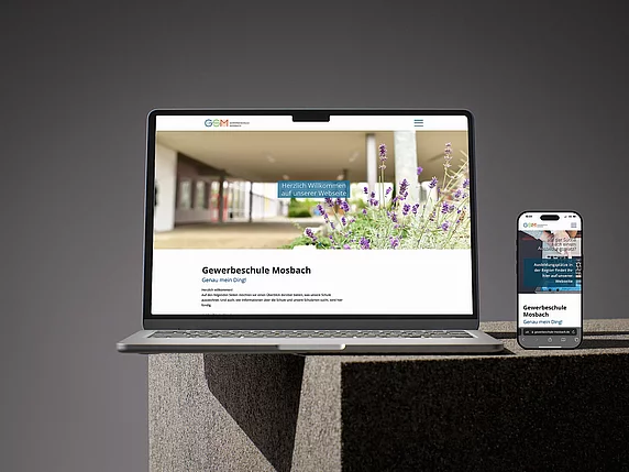 Mockup der Website auf Desktop und Smartphone
