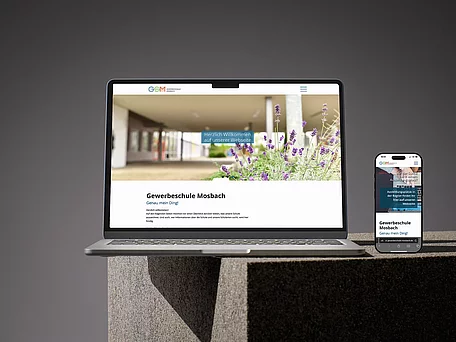 Mockup der Website auf Desktop und Smartphone