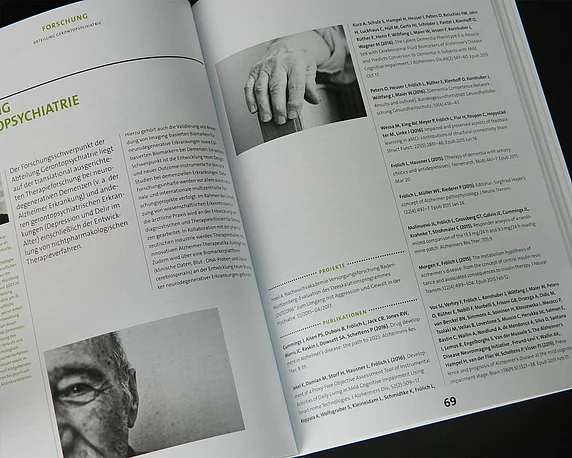 Schwarz-weiß-Fotografie mit Close-Ups von Hand und Teil des Gesichts
