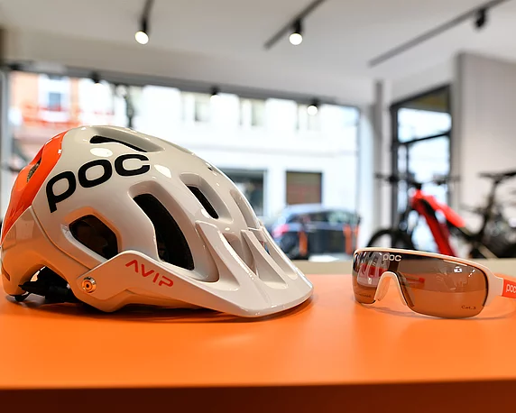 Fahrradhelm und Sonnenbrille von poc