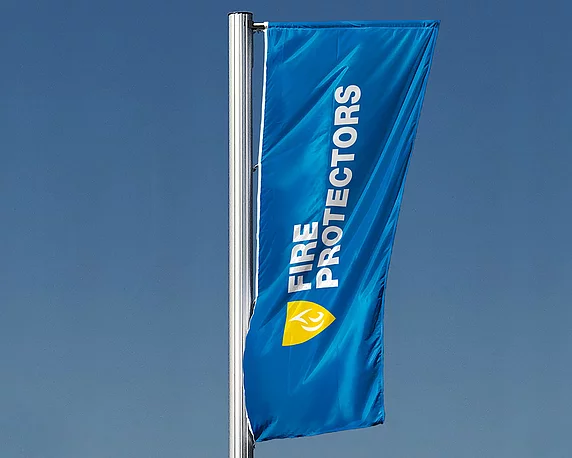 Fire Protectors Fahne an Mast