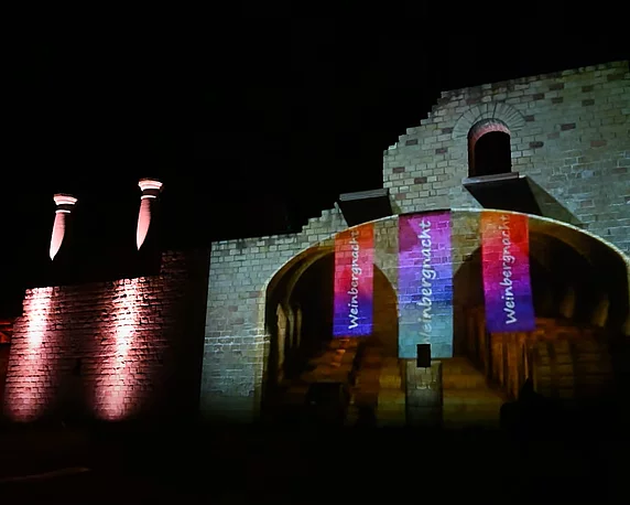 Projektion auf die Römervilla: Säulenhalle und Fahnen der Weinbergnacht