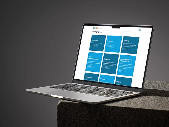Mockup Schulorganigramm auf Laptop