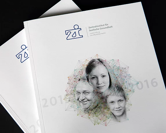 Titelseitenmotiv mit drei Portraits: Mann, Frau, Kind