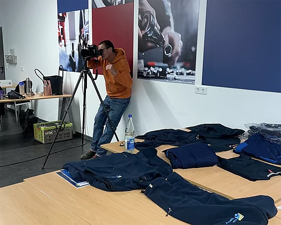 Timo Volz beim Fotografieren im Studio