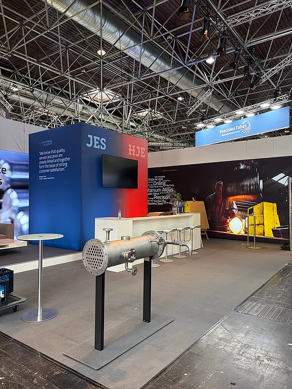 Messestand JES HJE zur Tube 2026 vom Gang aus