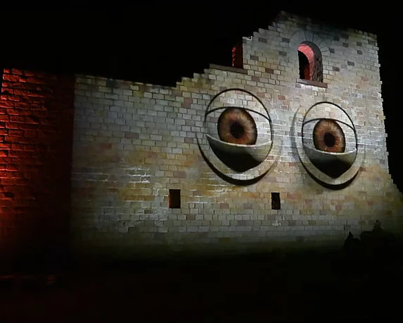 Projektion auf die Römervilla: Das Haus hat Augen