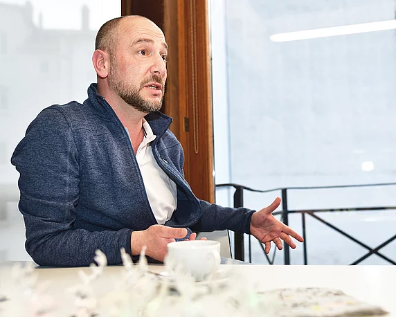 Nazan Kapan vom Frauenhaus zu Besuch bei magenta