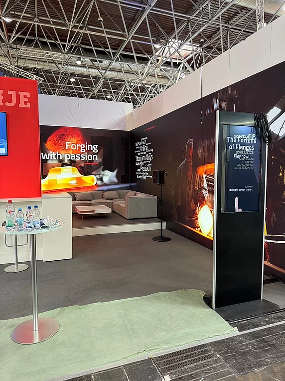 Messestand JES HJE zur Tube 2026 während des Aufbaus