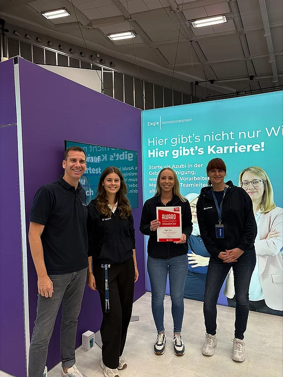 Ziegle Messestand, Mitarbeiter mit Award für den Wow-Effekt