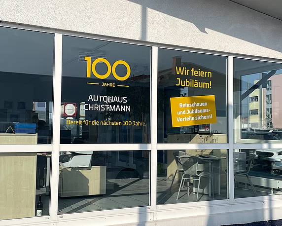 Schaufensterbeklebung im Jubiläumsdesign für das Autohaus Christmann