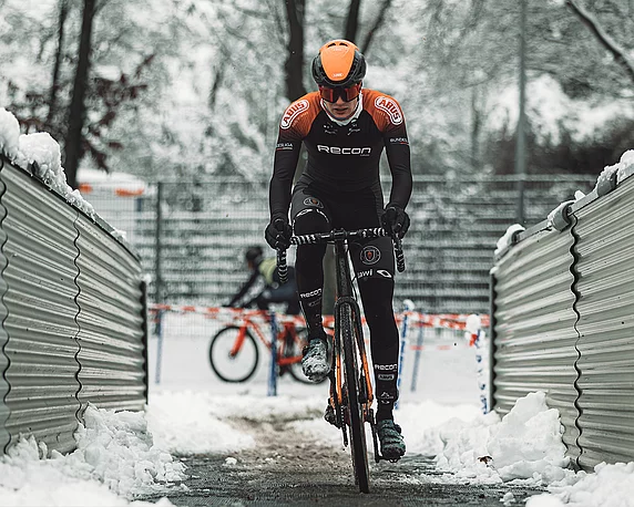 Recon Bike, steiler Hang im Winter