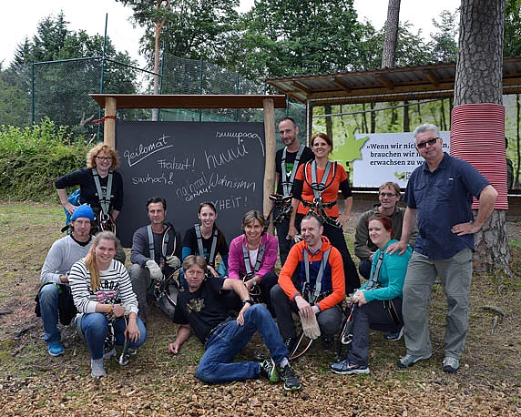 Ziplinepark, Elmstein, Pfalz, Betriebsausflug 2016, Gruppenbild, magenta